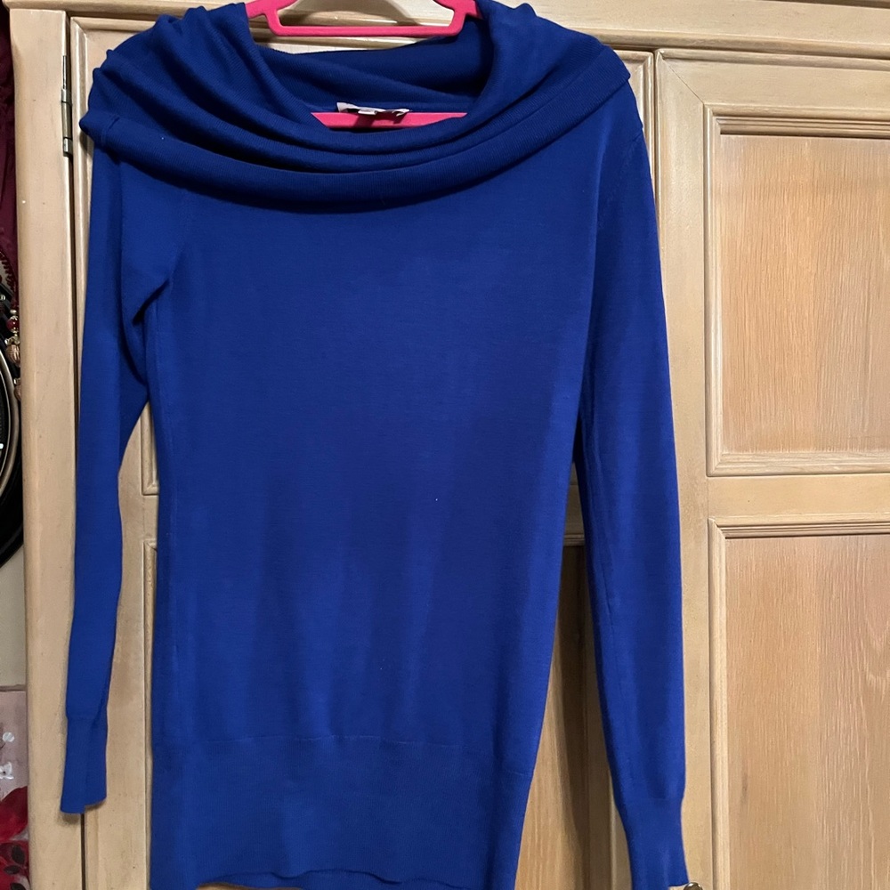 The sweather is a beautiful Royal Blue. Medium by philosophy. Looks great on.